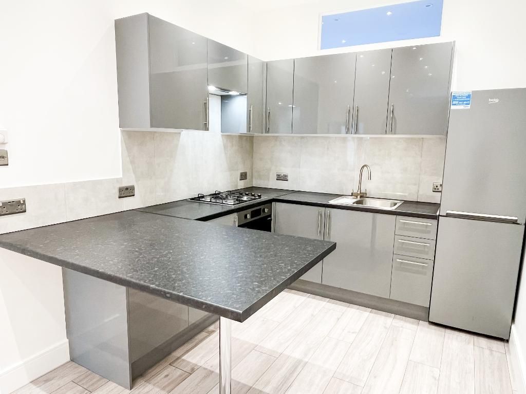 2 bed flat to rent in Finchley Road, Childs Hill, London NW2, £2,210