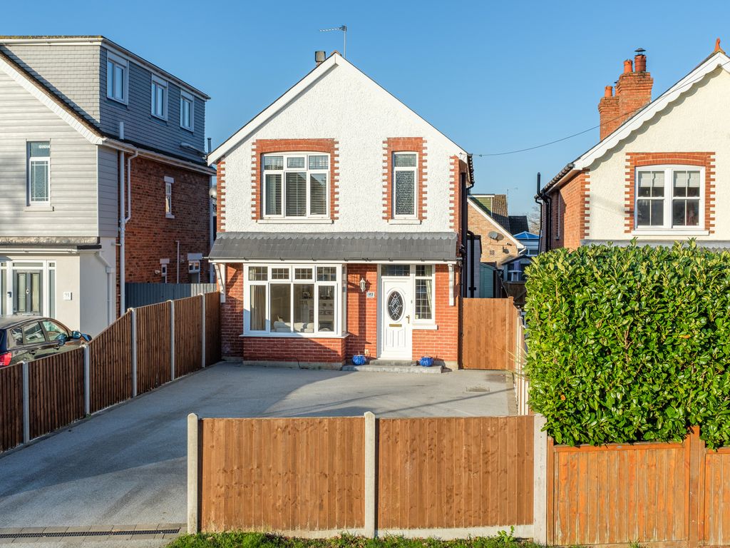 3 bed detached house for sale in London Road, Cowplain, Waterlooville