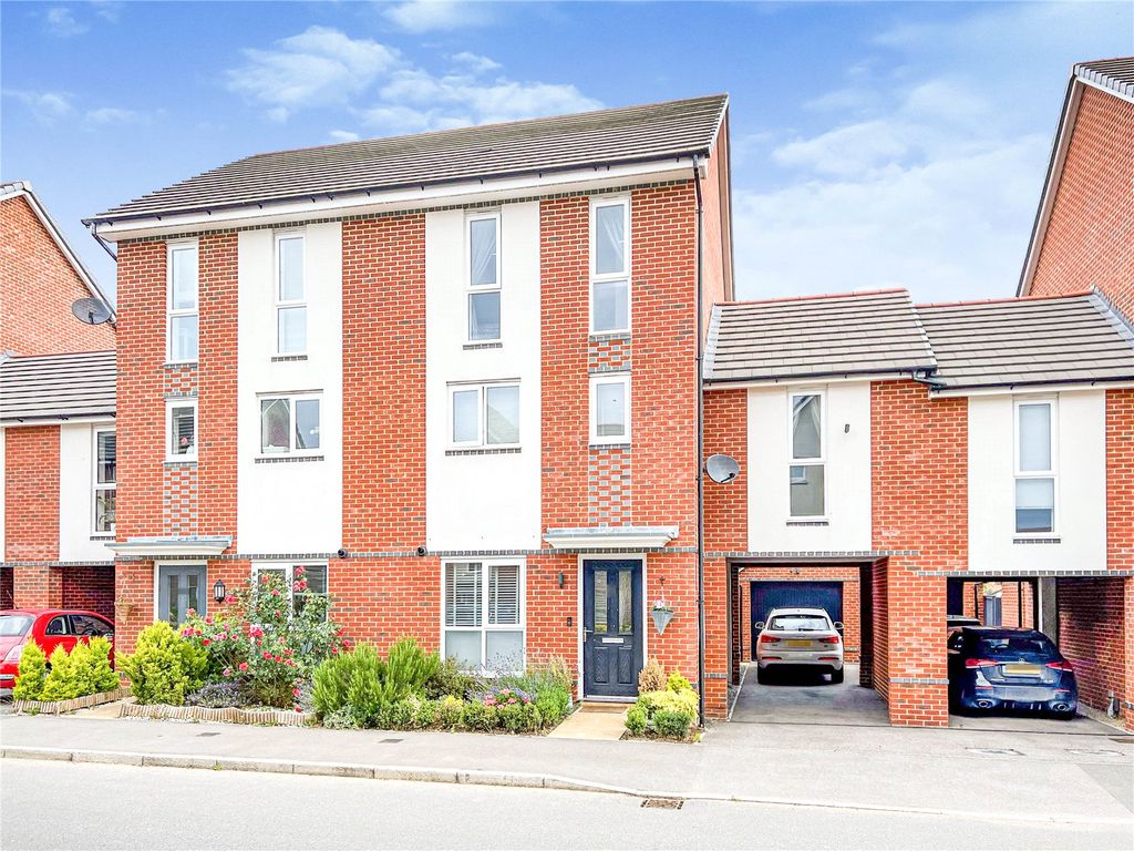 4 bed semidetached house for sale in Fullbrook Avenue, Spencers Wood