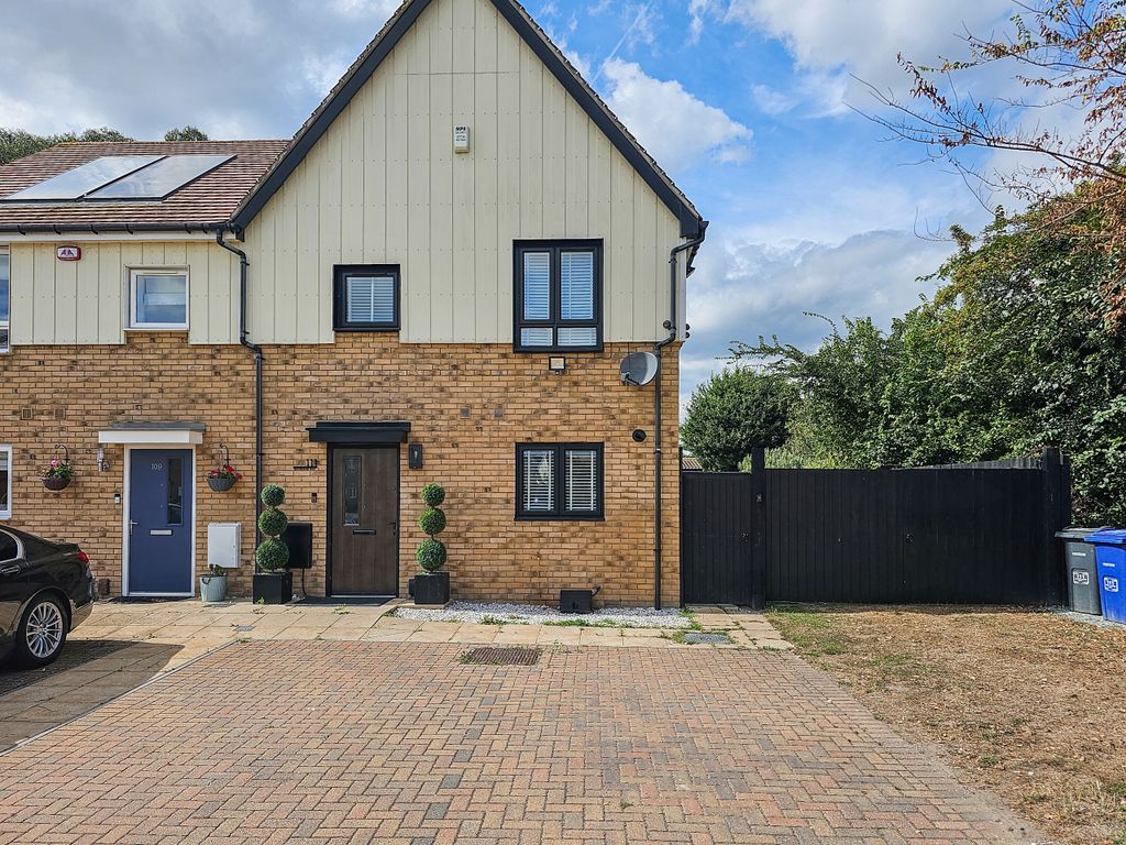 3 bed semidetached house for sale in Heathland Way, Woodside, Grays