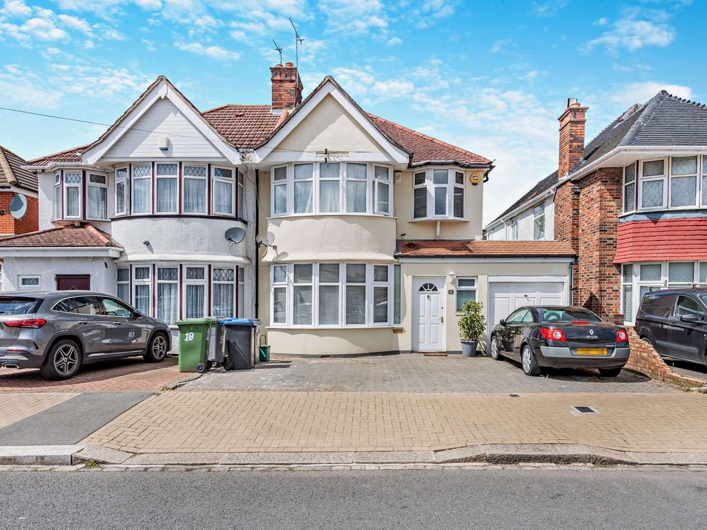 3 bed semidetached house for sale in Valley Drive, Kingsbury, London