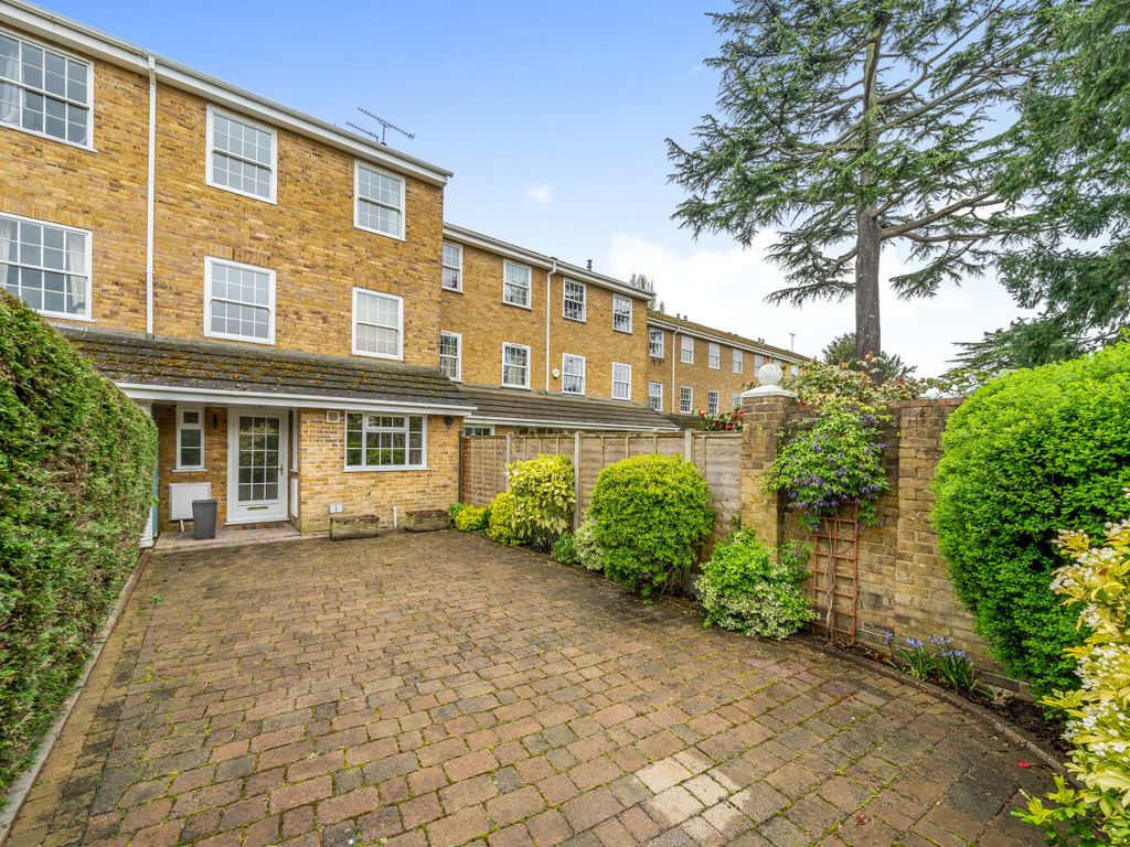 5 bed terraced house for sale in Staines, Surrey TW18, £725,000 Zoopla