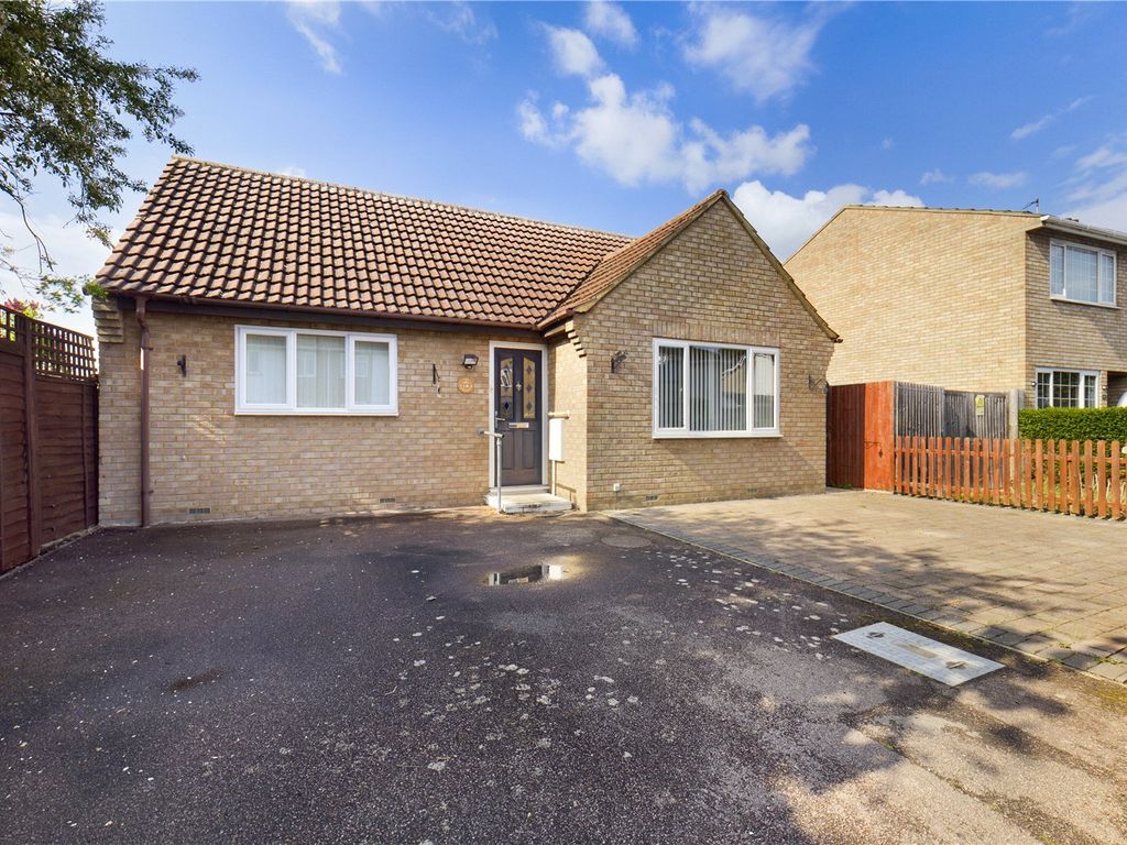 2 bed bungalow for sale in Spring Close, Biggleswade, Bedfordshire SG18