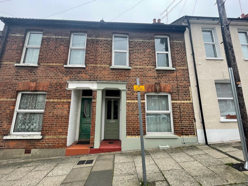 2 bed terraced house to rent in Clarendon Road, Gravesend, Kent DA12