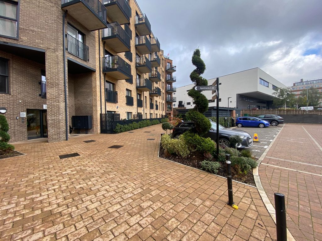 1 bed property to rent in Dacorum Way, Hemel Hempstead HP1, £1,200 pcm