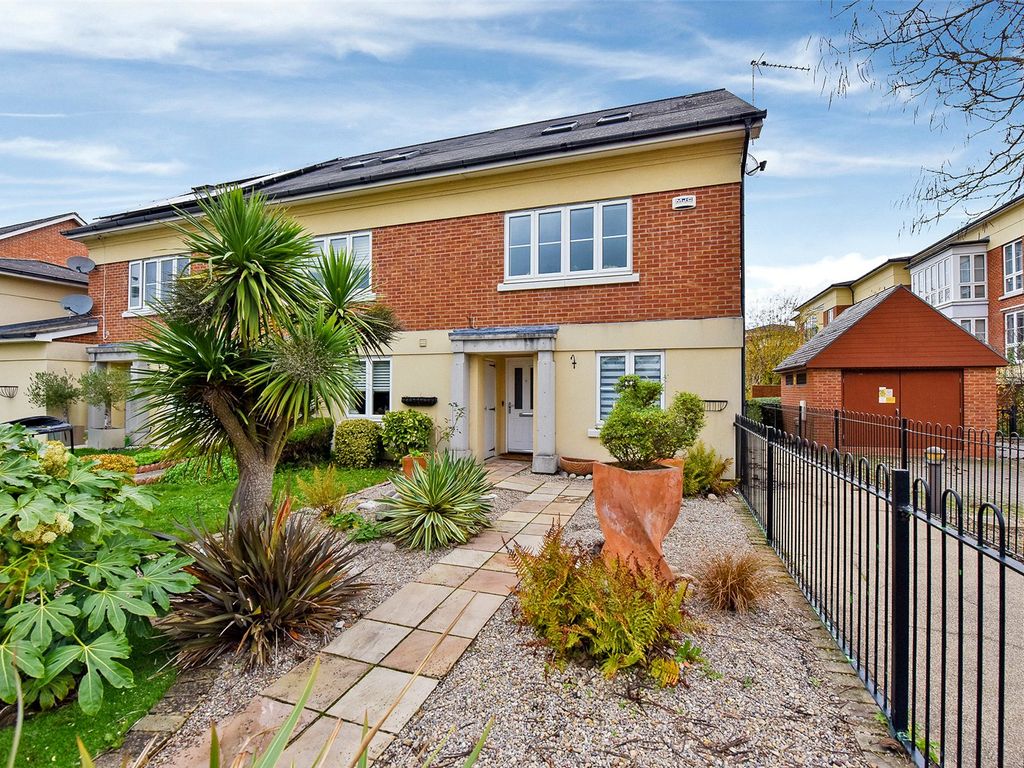 3 bed end terrace house to rent in Canterbury Mews, Windsor, Berkshire