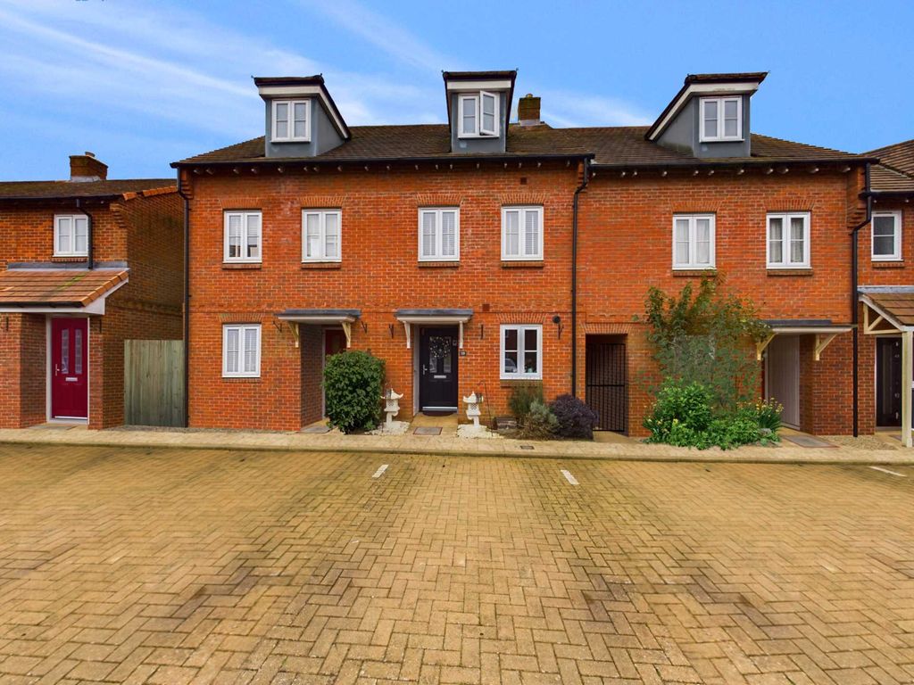 3 bed town house for sale in Wellesbourne Crescent, High HP13