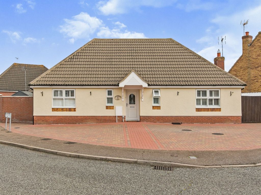 4 bed detached bungalow for sale in Freshwater Lane, ClactonOnSea