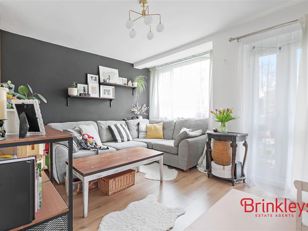 1 bed flat for sale in Hayward Gardens, Putney Heath, Putney SW15, £