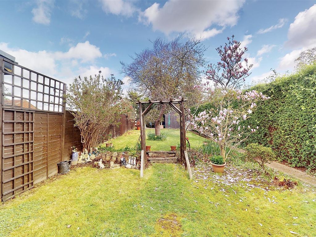 3 bed semidetached house for sale in Beaufort Gardens, Heston