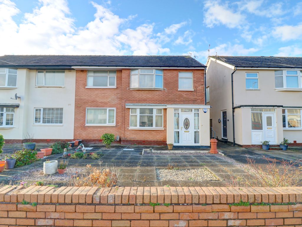 2 bed flat for sale in Clifton Drive, Blackpool FY4, £100,000 Zoopla