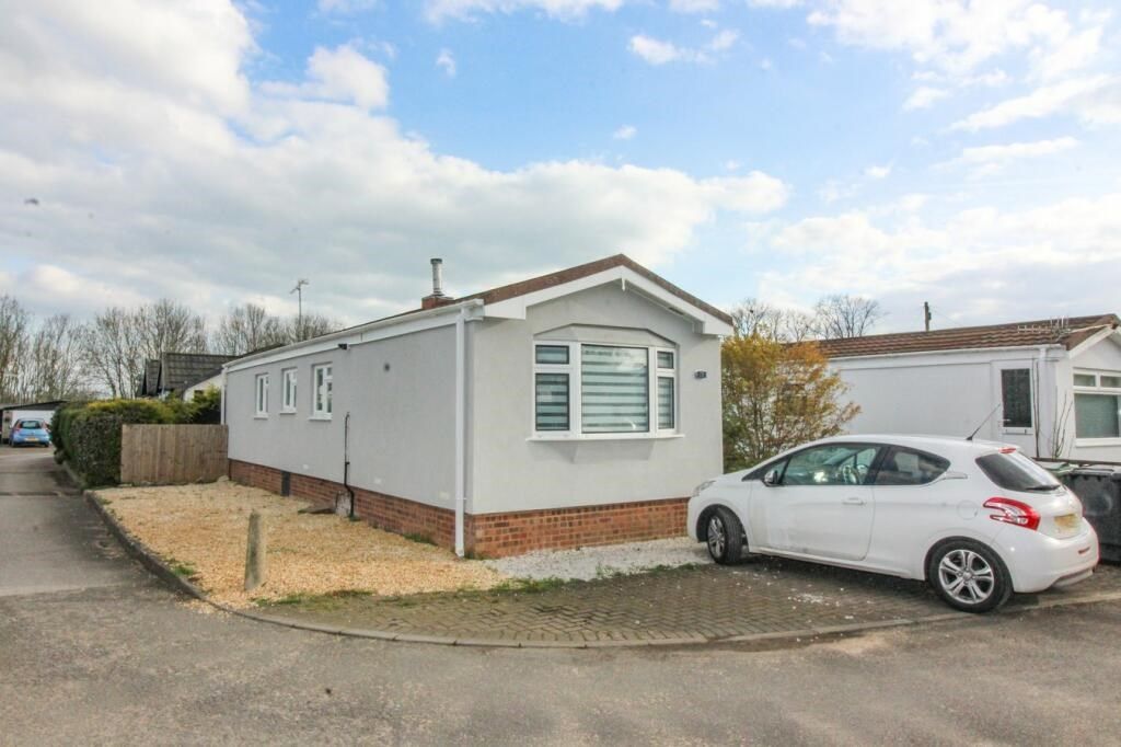 2 bed mobile/park home for sale in Woodside Park Homes, Woodside, Luton
