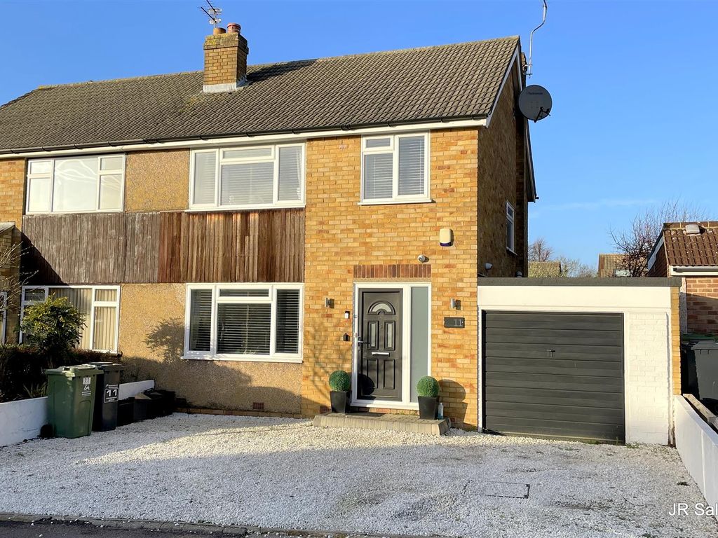3 bed semidetached house for sale in Pembroke Drive, Goffs Oak