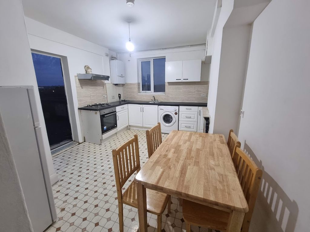 2 bed flat to rent in Clayhall Avenue, Ilford, London IG5 Zoopla