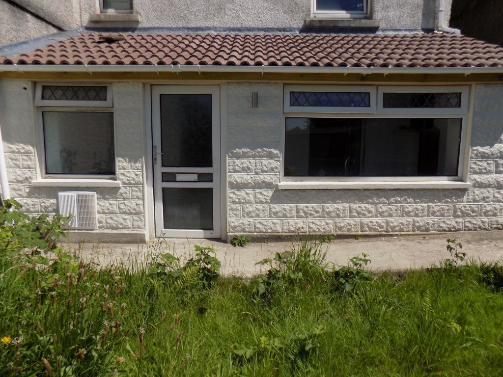 2 bed flat to rent in Church Road, Llansamlet, Swansea SA7, £725 pcm