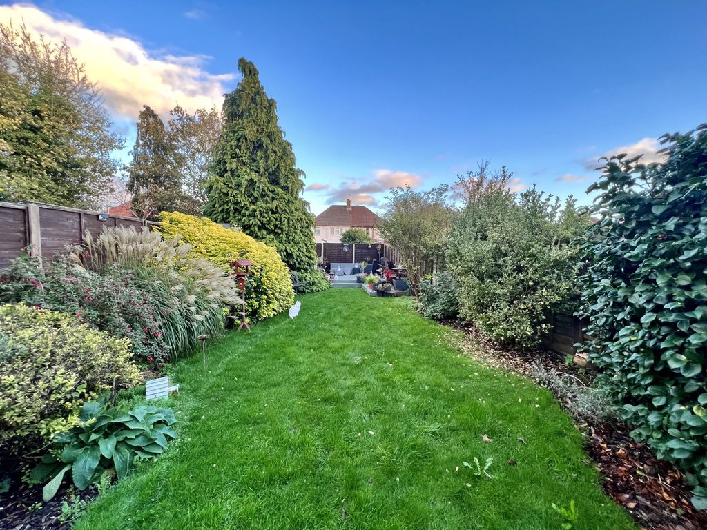 3 bed semidetached house for sale in York Avenue, Hayes, Greater