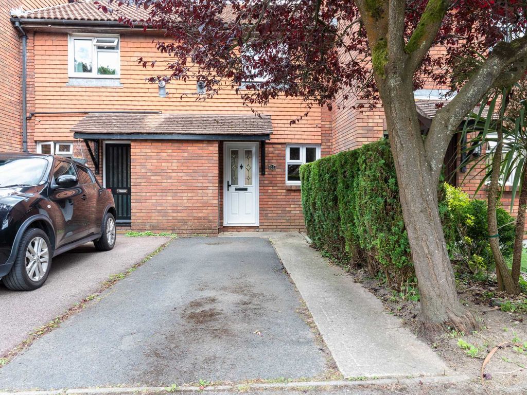 2 bed terraced house for sale in Kingslea, Horsham RH13 Zoopla