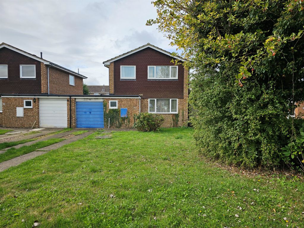 3 bed linkdetached house for sale in Turnfurlong Lane, Aylesbury HP21