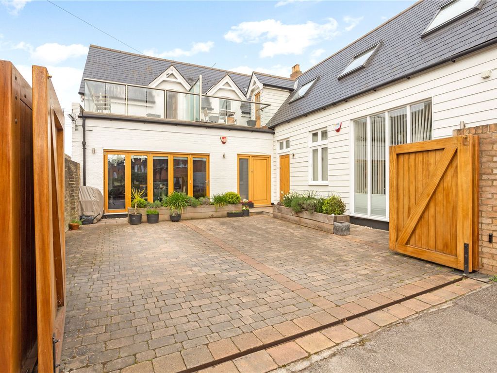 3 bed semidetached house for sale in Alexandra Road, Windsor