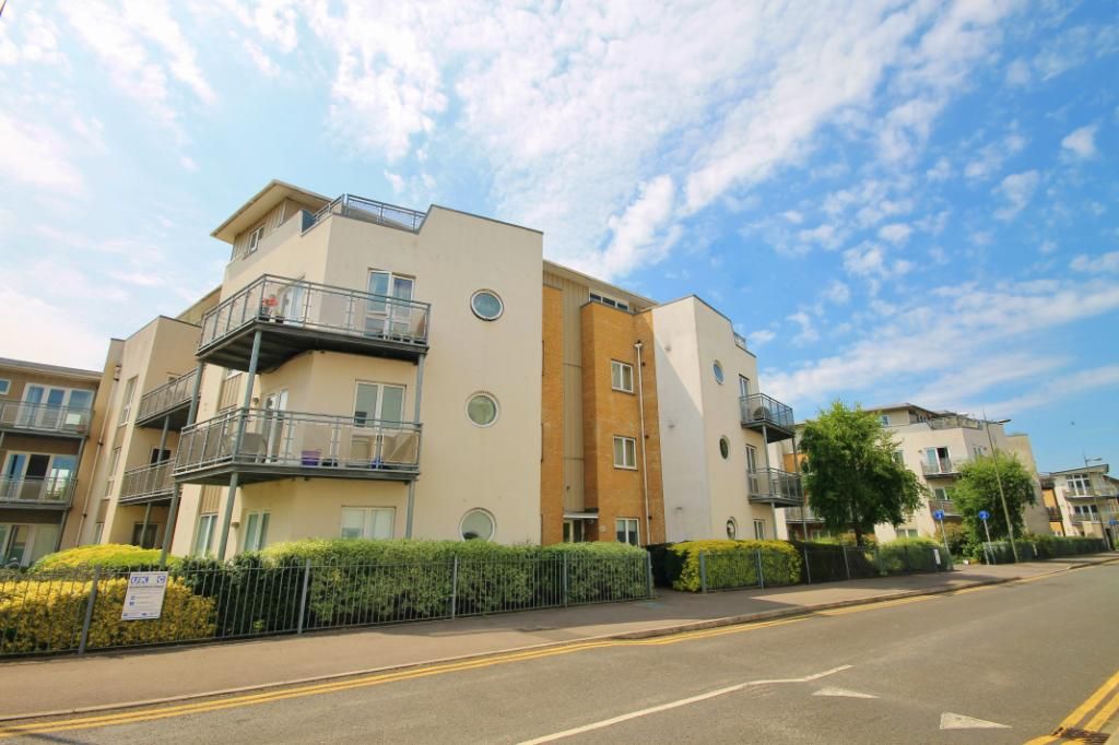 2 bed flat to rent in Bridge Wharf, Chertsey, Surrey KT16, £1,600 pcm