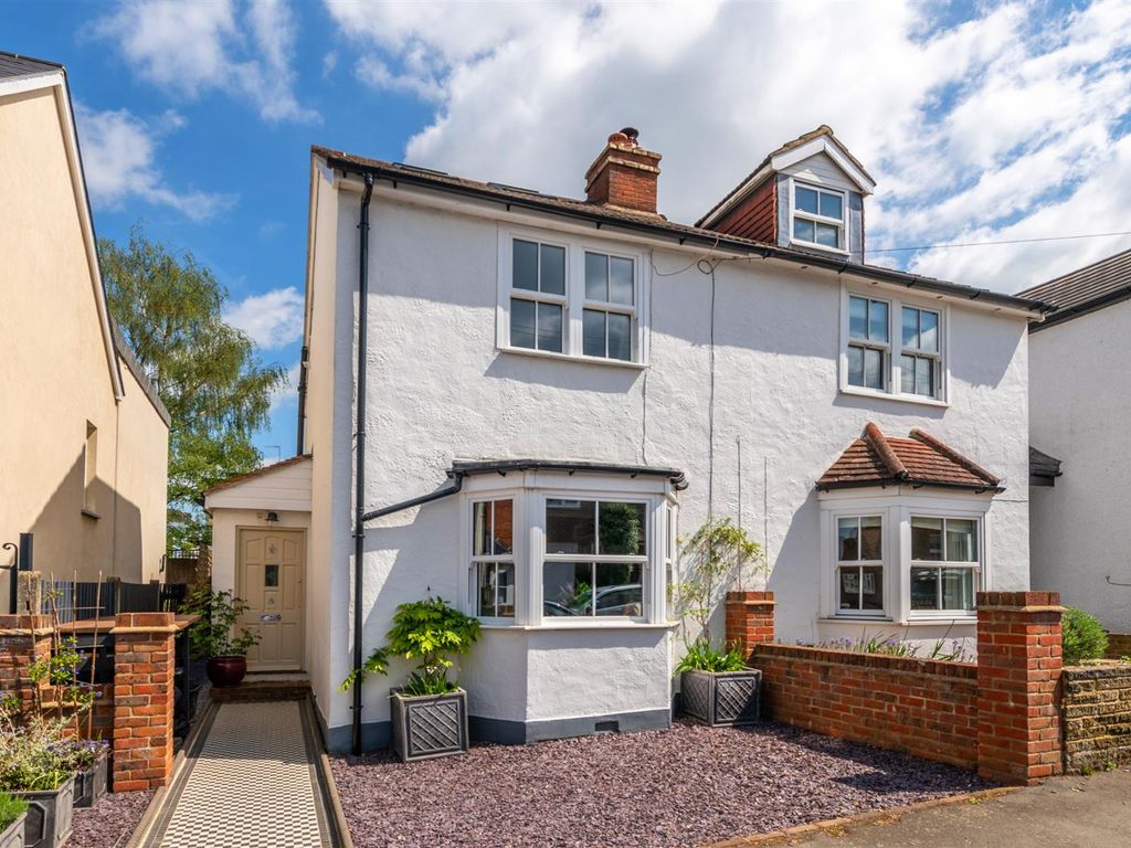 4 bed end terrace house for sale in Howard Road, Reigate RH2 Zoopla