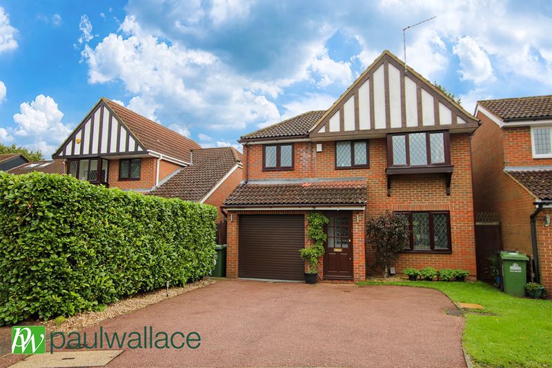 4 bed detached house for sale in The Spur, Cheshunt, Waltham Cross EN8, £625,000 Zoopla