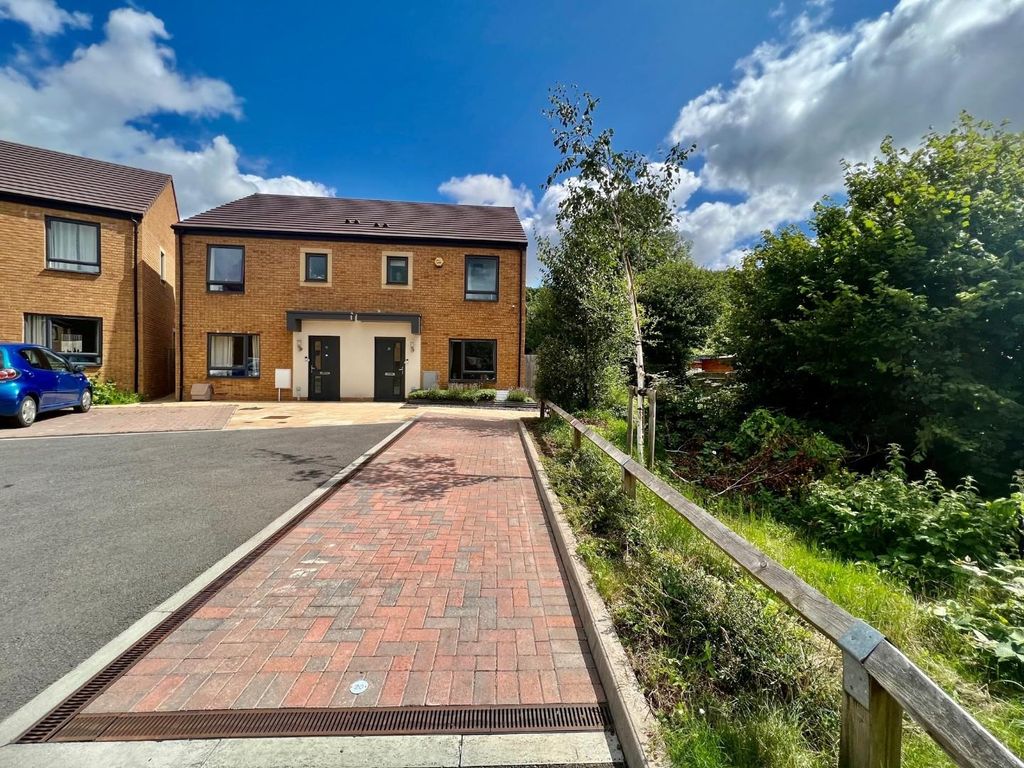 3 bed semidetached house for sale in Dauncey Close, WottonUnderEdge