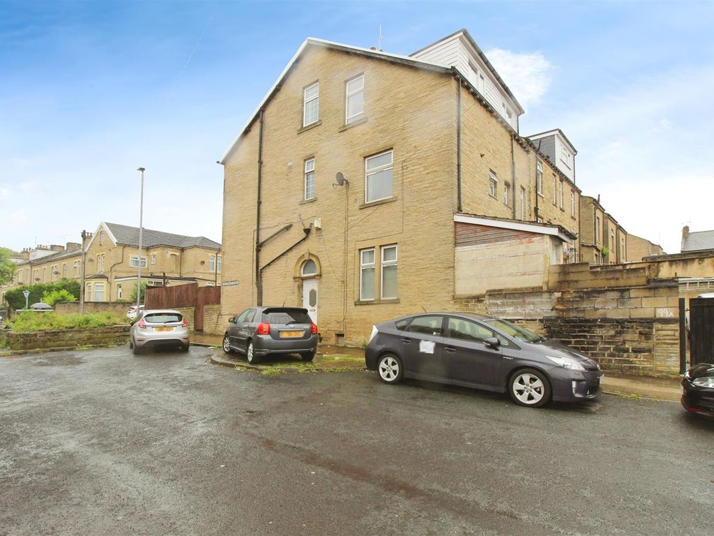 4 bed end terrace house for sale in Woodroyd Road, Bradford BD5, £