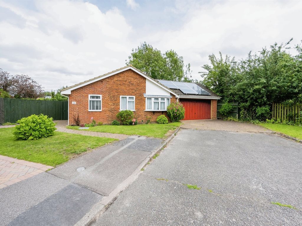 3 bed detached bungalow for sale in Brockwell, Newport Pagnell MK16, £