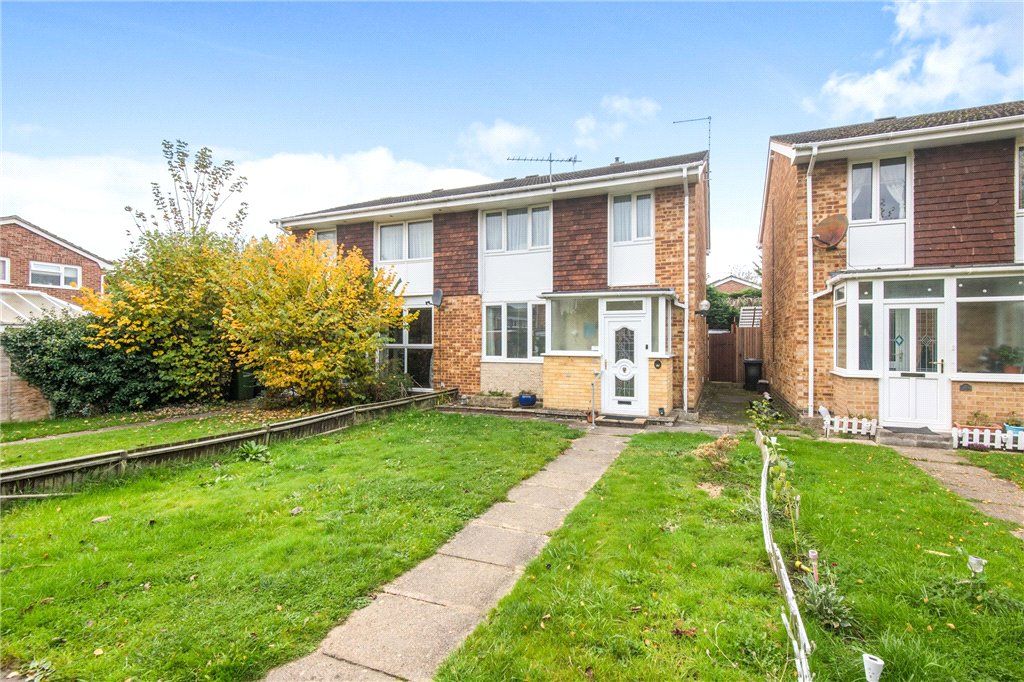 3 bed semidetached house for sale in Chichester Close, Hedge End