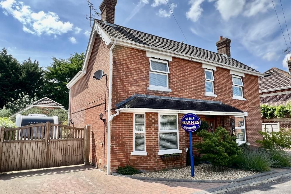 4 bed detached house for sale in Middleton Road, Ringwood BH24, £