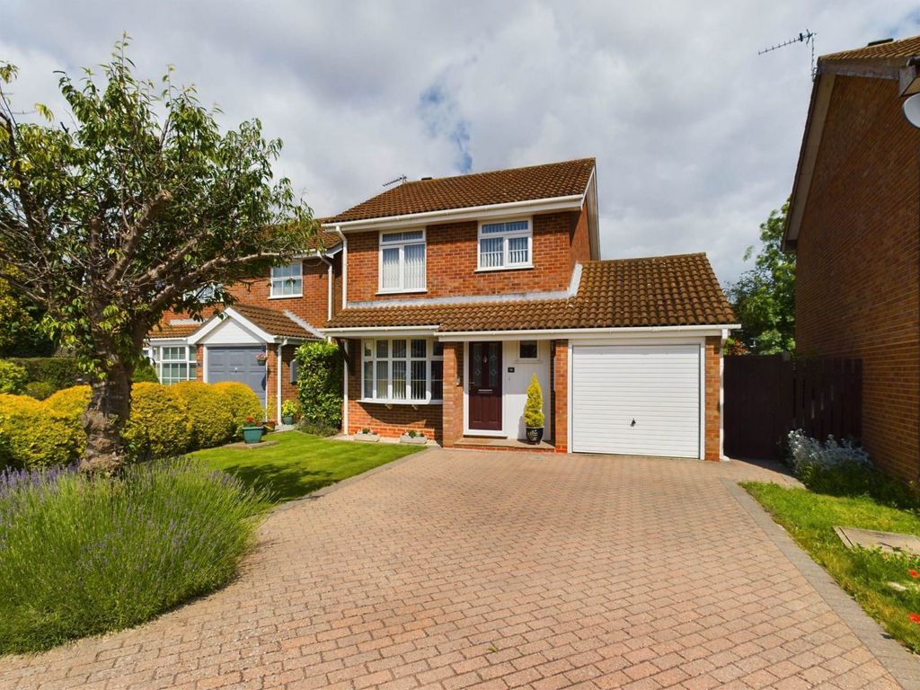 3 bed detached house for sale in Nash Close, Stoke Grange, Aylesbury