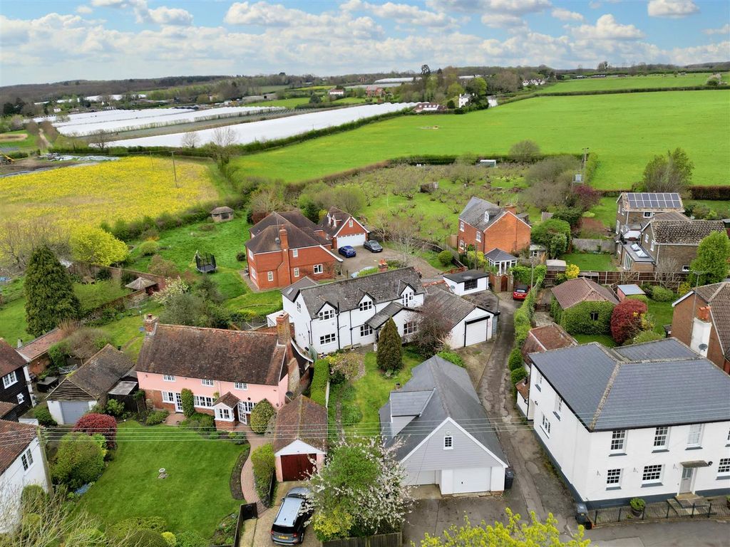 4 bed detached house for sale in 97 The Street, Mereworth, Maidstone