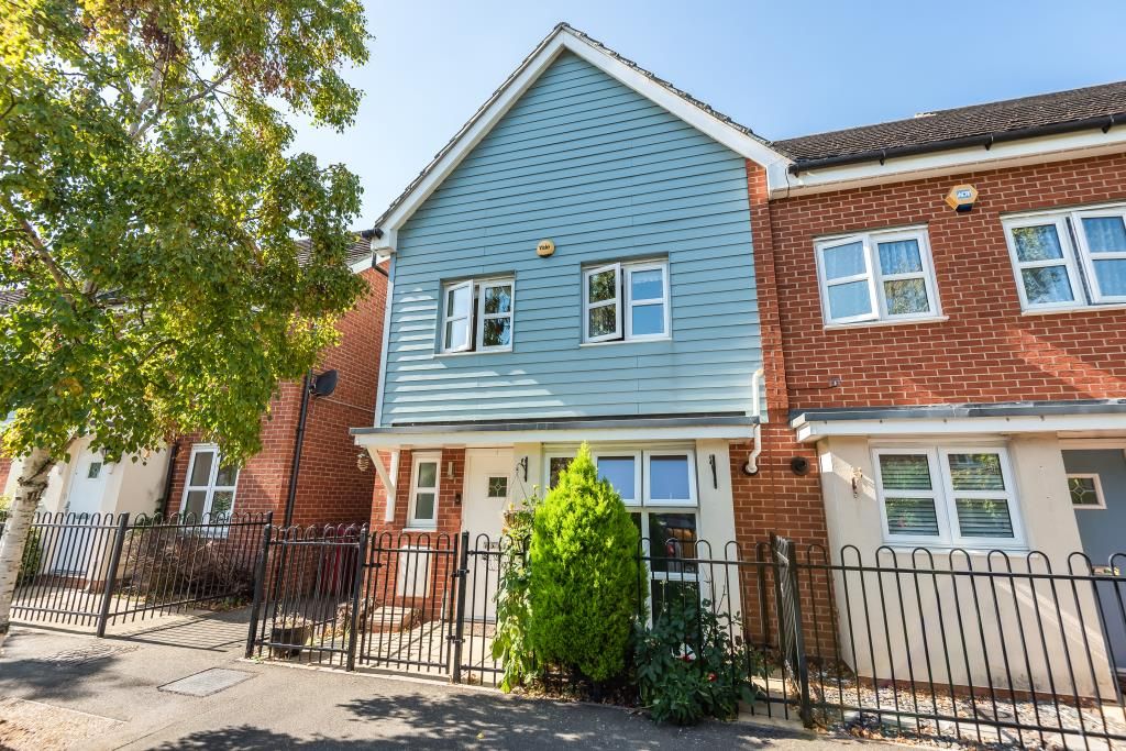 3 bed terraced house to rent in Eltham Avenue, Slough SL1, £2,000 pcm Zoopla