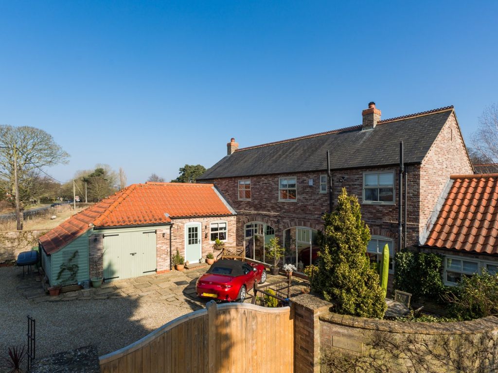 3 bed semidetached house for sale in Strensall Road, Towthorpe, York