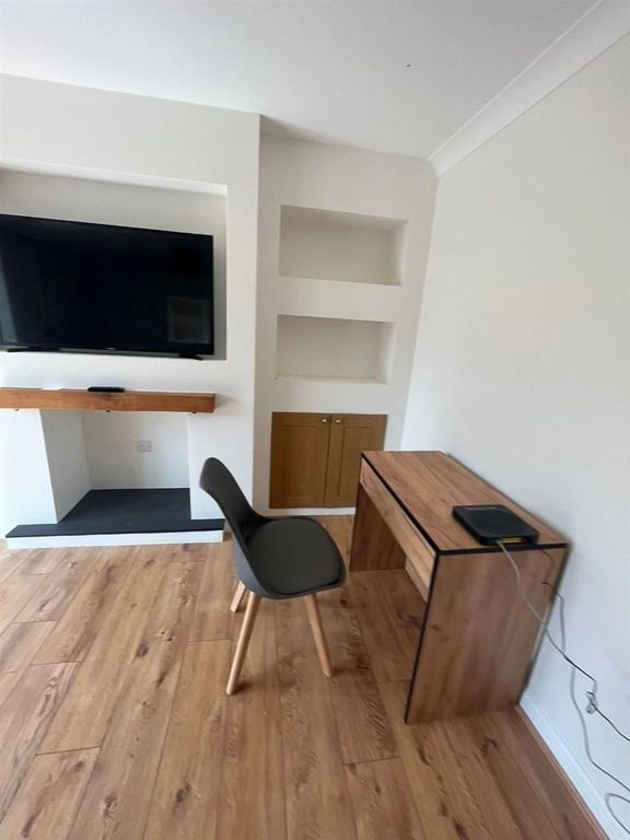 Room to rent in Berry Way, Andover SP10, £675 pcm Zoopla