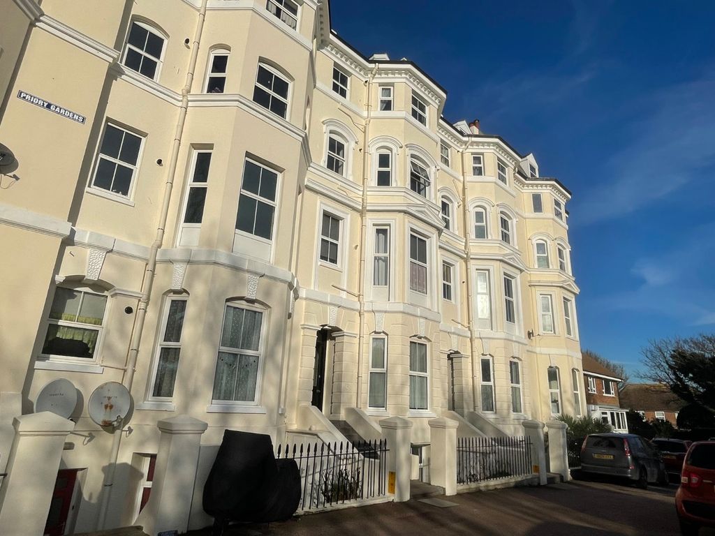 2 bed flat to rent in Priory Gardens, Folkestone, Kent CT20, £1,050 pcm