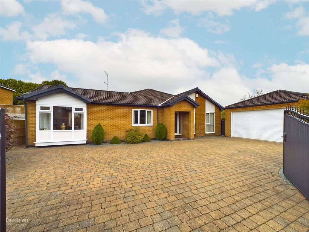4 bed detached bungalow for sale in Coppice Road, Arnold, Nottingham