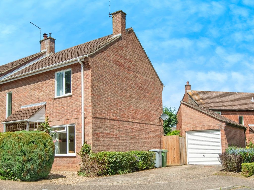 3 bed semidetached house for sale in Moorhouse Close, Reepham, Norwich
