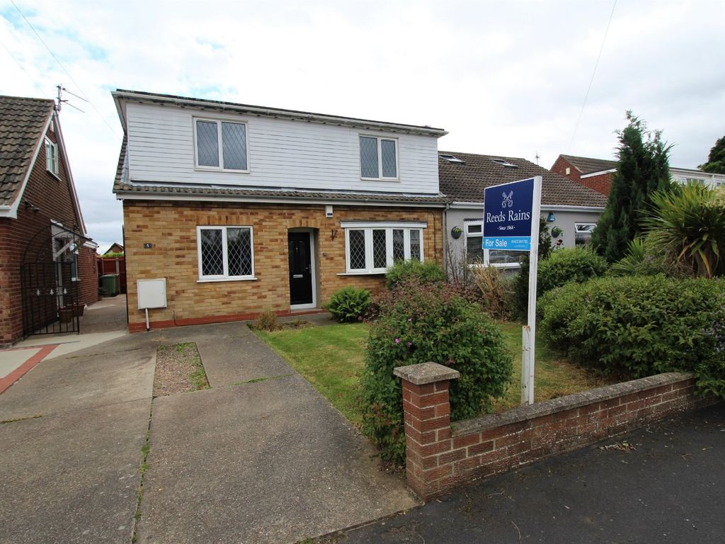 3 bed semidetached house for sale in Wayside Drive, New Waltham