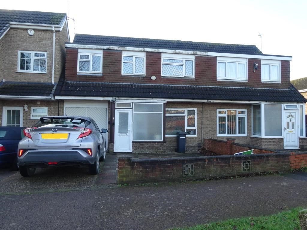 4 bed semidetached house for sale in Trevino Drive, Leicester LE4, £