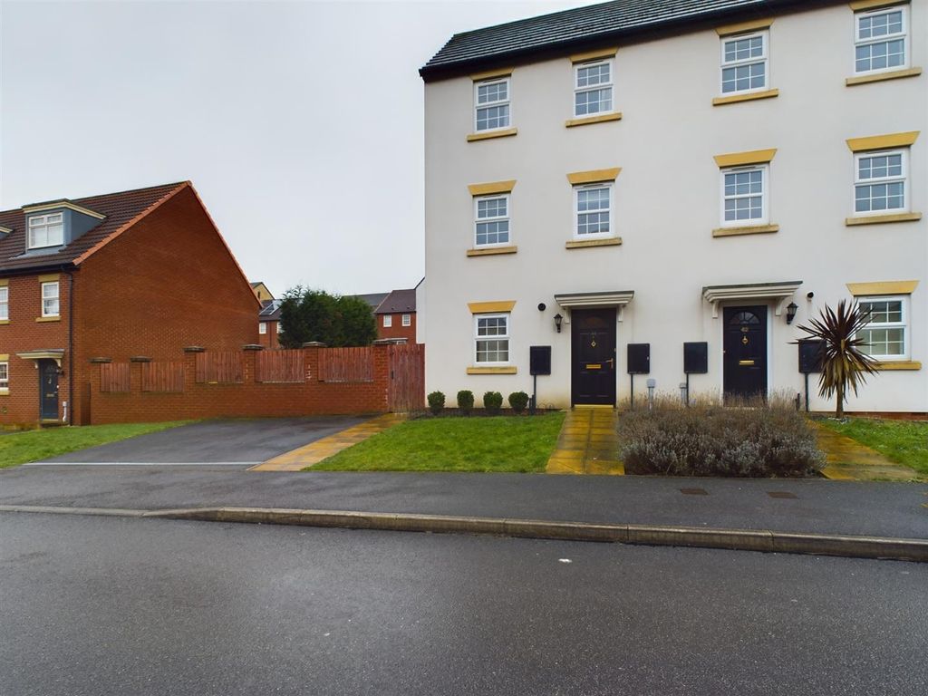 2 bed town house to rent in Madison Close, Ackworth, Pontefract WF7, £