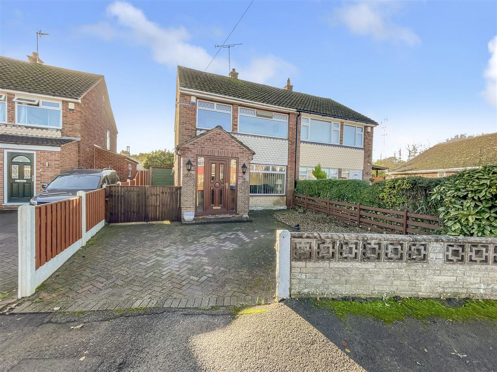 3 bed semidetached house for sale in Galway Crescent, Retford DN22