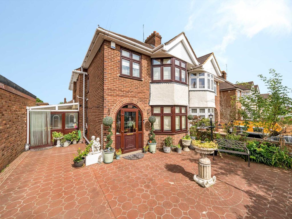 5 bed semidetached house for sale in Hawthorne Avenue, Bedford MK40