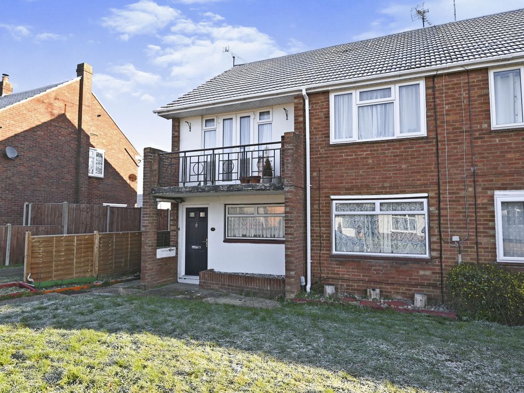 2 bed for sale in Keswick Gardens, Reading RG5 Zoopla