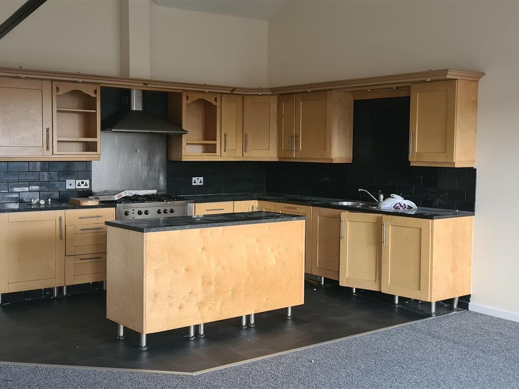 2 bed flat to rent in Bamford House, South View, Rochdale OL11, £850