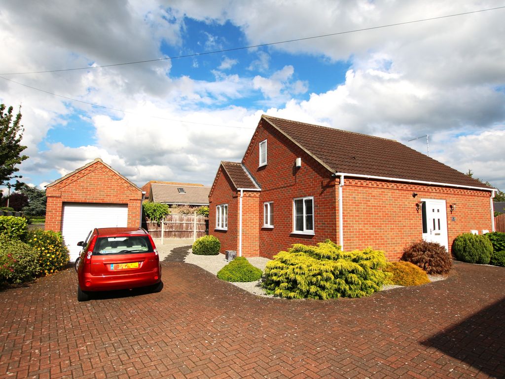 4 bed detached house for sale in Library Court, Saxilby LN1, £300,000