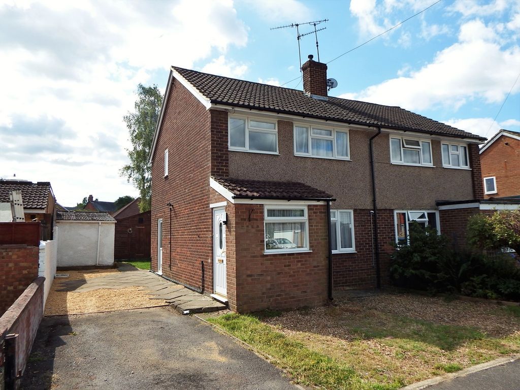 3 Bed Semi Detached House For Sale In Highfield Close Farnborough Gu14