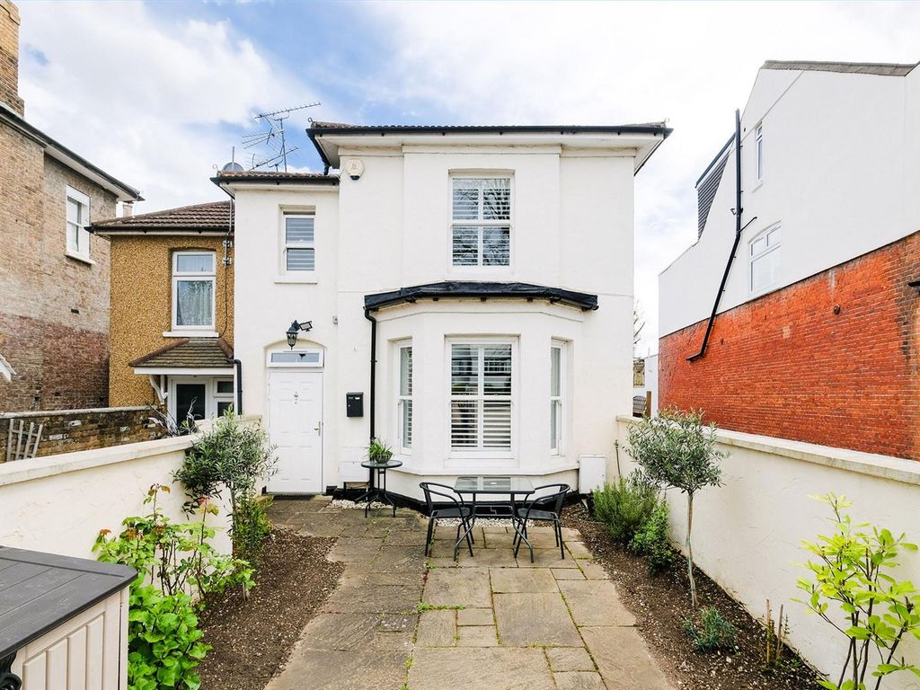 2 bed end terrace house for sale in New Wanstead, London E11, £615,000