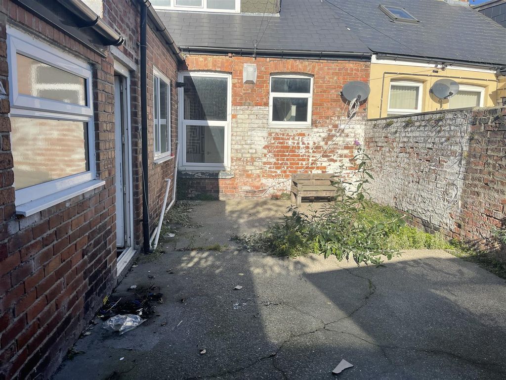 Studio to rent in Hendon Burn Avenue, Sunderland SR2, £550 pcm Zoopla